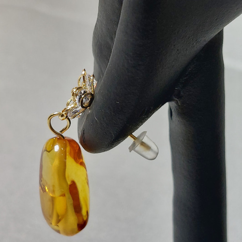 花アンバー(琥珀)ピアス～抱擁・長寿・繁栄～ ピアス（その他
