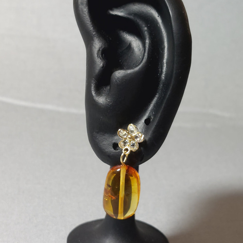 花アンバー(琥珀)ピアス～抱擁・長寿・繁栄～ ピアス（その他