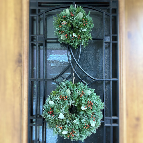 針葉樹と赤い実のクリスマスリース ハートウォーミングなクリスマスリース 針葉樹と木の実リース