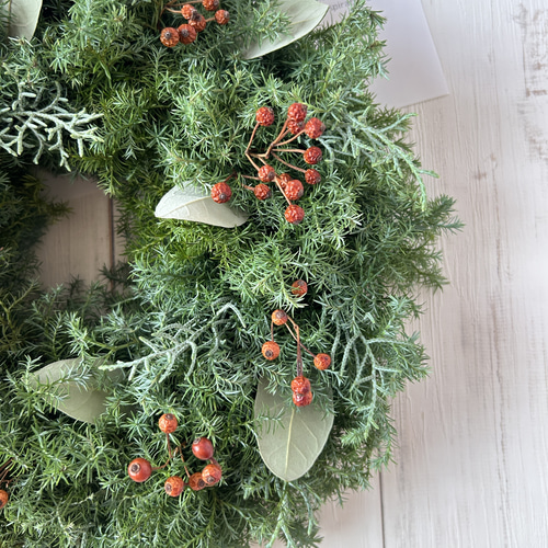 30cm 針葉樹と冬の赤い実のクリスマスシンプルフレッシュリース