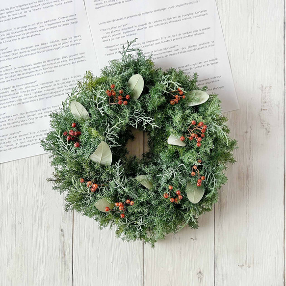 針葉樹と赤い実のクリスマスリース 30cm 針葉樹と冬の赤い実のクリスマスシンプルフレッシュリース