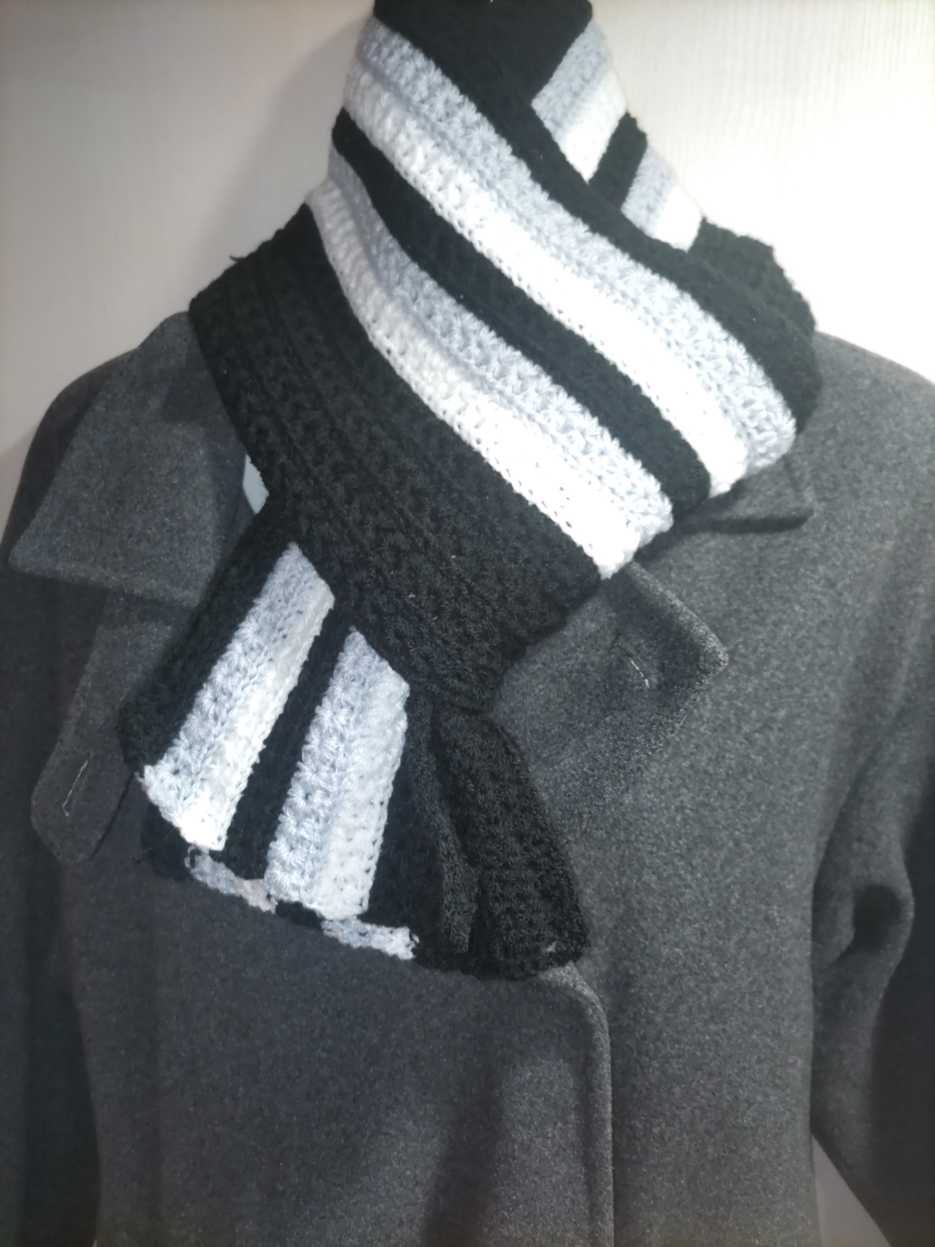 送料無料〜♪手編みのスタークロッシェのボーダーマフラー（黒系）