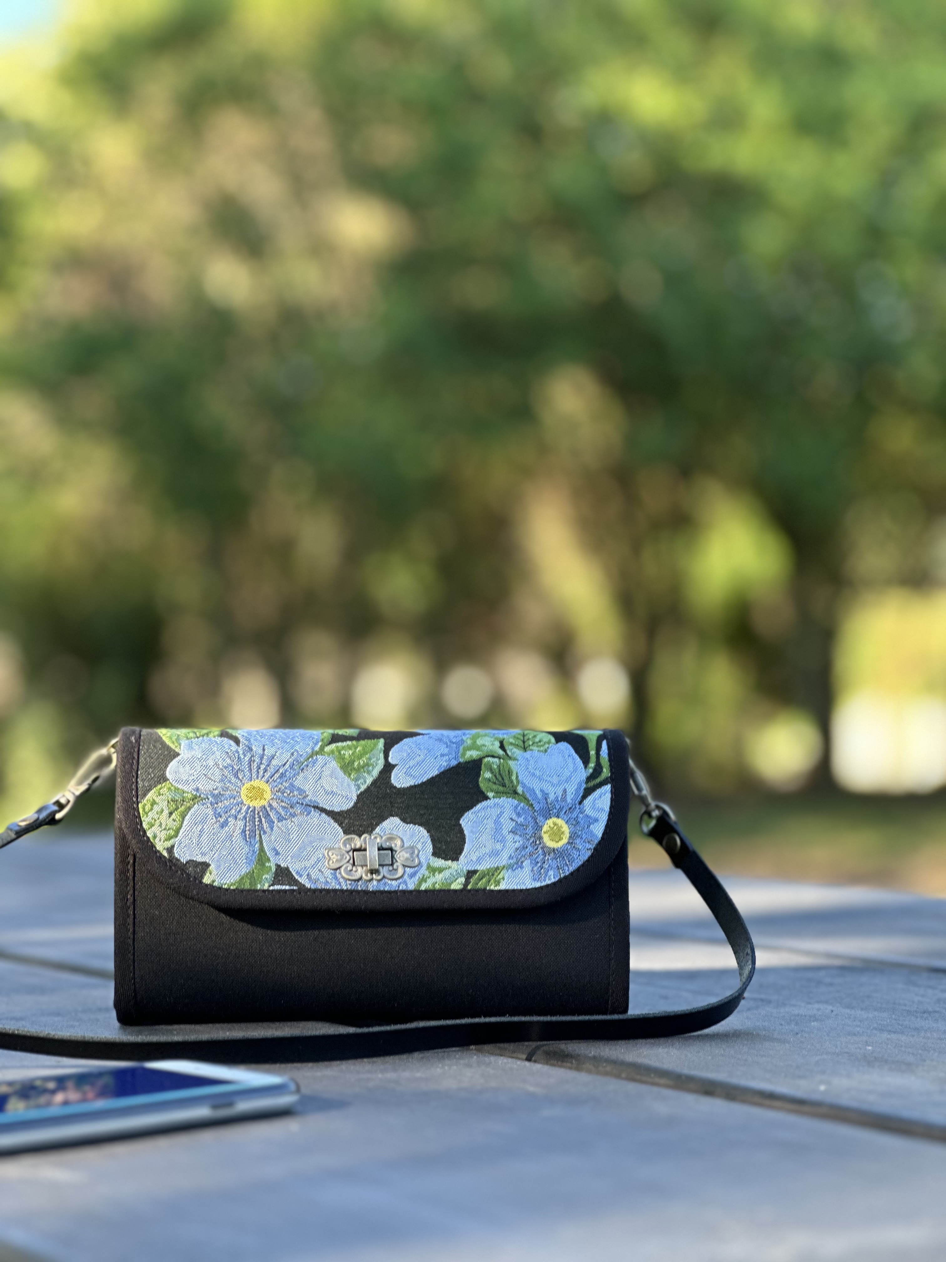 大柄なお花が素敵スマホが入る長財布バッグ／ダブルファスナー黒ヒネリタイプ