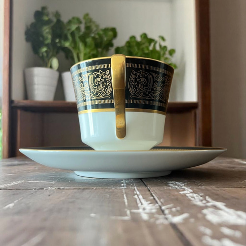 アンティーク　貴族の肖像画のカップ、ソーサー1客 アンティークカップ&ソーサー – VIVI TEA