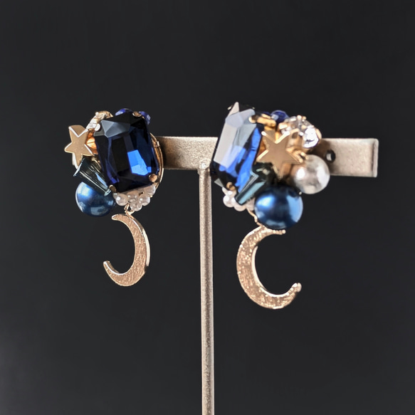 月と星 夜空に輝くピアス/イヤリング ゴールド チタンピアス 5枚目の画像