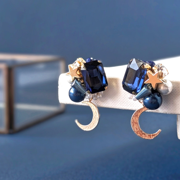 月と星 夜空に輝くピアス/イヤリング ゴールド チタンピアス 1枚目の画像
