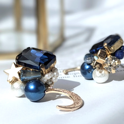 月と星 夜空に輝くピアス/イヤリング ゴールド チタンピアス 2枚目の画像