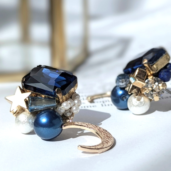 月と星 夜空に輝くピアス/イヤリング ゴールド チタンピアス 2枚目の画像