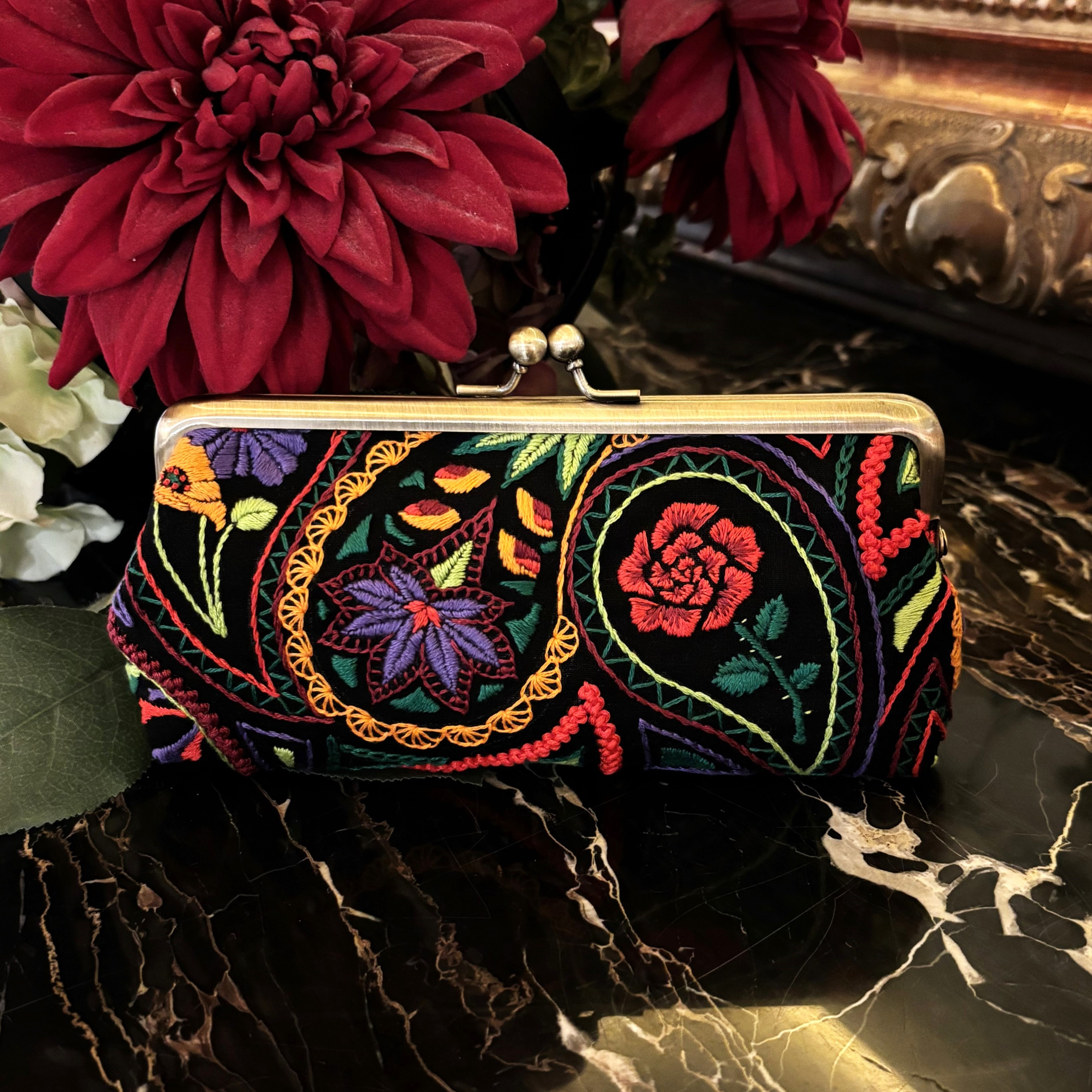 手刺繍がま口ポーチ＊美の革命 メガネケース