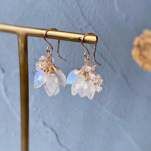 再販】高品質レインボームーンストーンの雪の華ピアス◇14kgf ピアス  