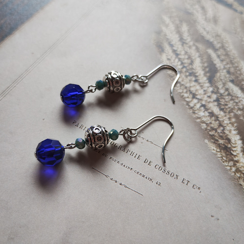 ロイヤルブルーのガラスビーズのオリエンタルなピアス ピアス（フック  