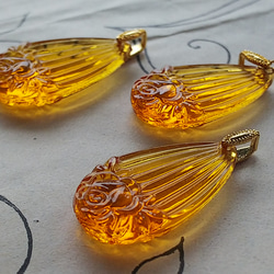ヴィンテージ　Topaz－Lined薔薇　シンプルで美しいネックレス 1枚目の画像