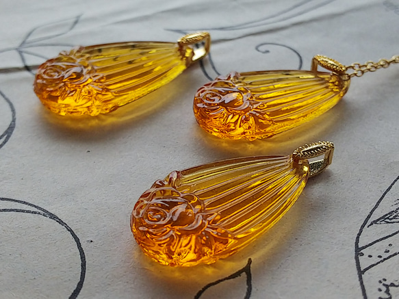 ヴィンテージ　Topaz－Lined薔薇　シンプルで美しいネックレス 1枚目の画像