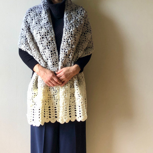 抗菌ウールの大判ショール＊花編み ホワイト～グレーグラデーション②  