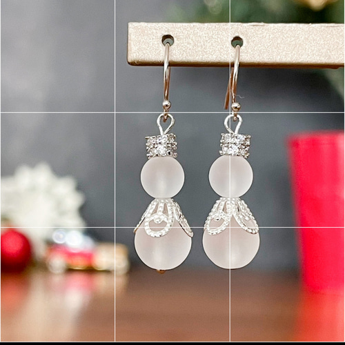 ✨期間限定✨コメントで30%off‼︎ ルビー ピアス／イヤリング フロスト水晶のスノーマンモチーフピアス/イヤリング～エンジェル