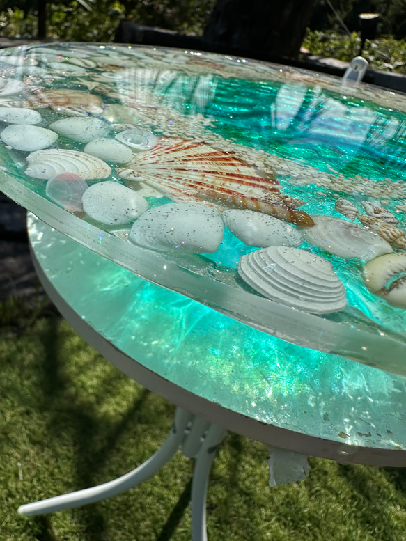 ビーチアート円形テーブル① 絶景ビーチを表現した“海のテーブル”が