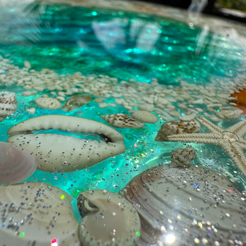 シェルサークル 水紋の影 エメラルドグリーンの海ガラスサイドテーブル