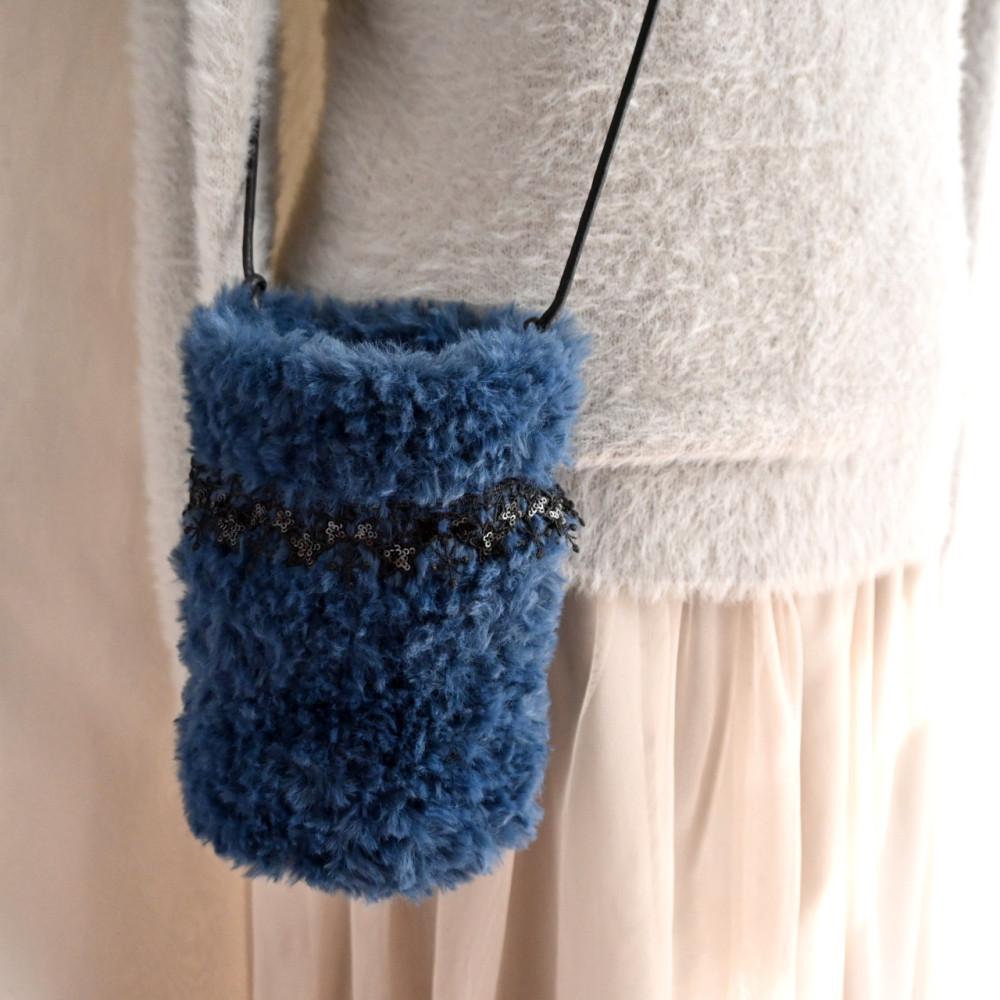 ふわとろファー×星のレース 円柱 スマホポシェット 《ネイビー》