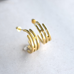 銷售！ [適合金屬過敏者！ ] 】鏤空設計半手術不鏽鋼圈形耳環 第3張的照片