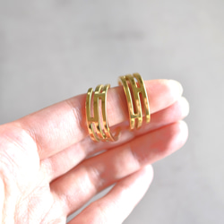 銷售！ [適合金屬過敏者！ ] 】鏤空設計半手術不鏽鋼圈形耳環 第5張的照片