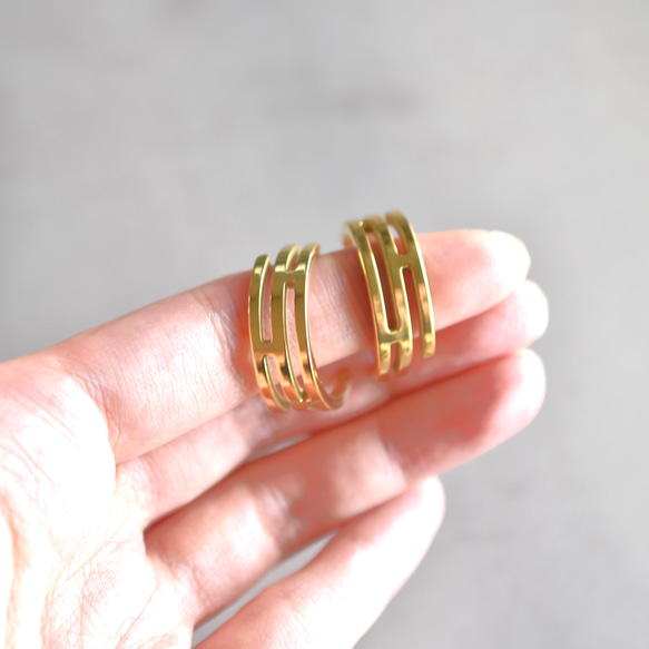 銷售！ [適合金屬過敏者！ ] 】鏤空設計半手術不鏽鋼圈形耳環 第5張的照片