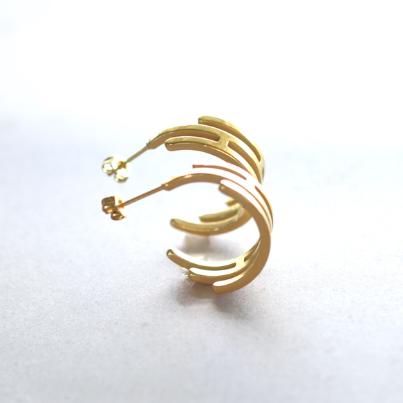 銷售！ [適合金屬過敏者！ ] 】鏤空設計半手術不鏽鋼圈形耳環 第4張的照片