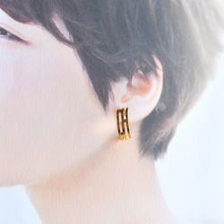 銷售！ [適合金屬過敏者！ ] 】鏤空設計半手術不鏽鋼圈形耳環 第6張的照片