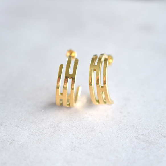 銷售！ [適合金屬過敏者！ ] 】鏤空設計半手術不鏽鋼圈形耳環 第2張的照片