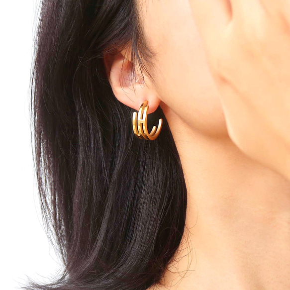 銷售！ [適合金屬過敏者！ ] 】鏤空設計半手術不鏽鋼圈形耳環 第8張的照片