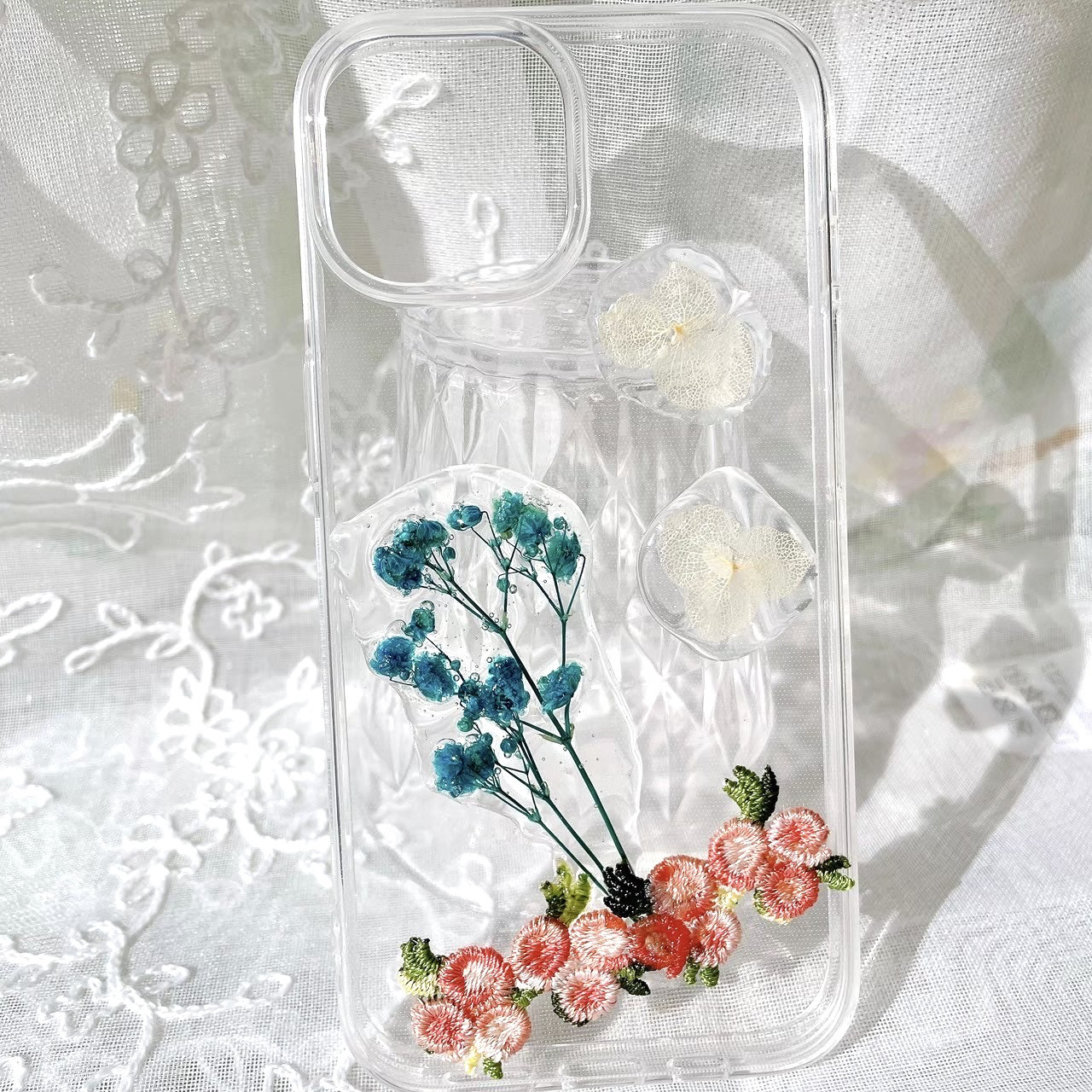 ハンドメイド　レジン　花束ブーケお花柄スマホケース　iPhone15 2カメ　アイフォンケース　ブルー　ビンテージ