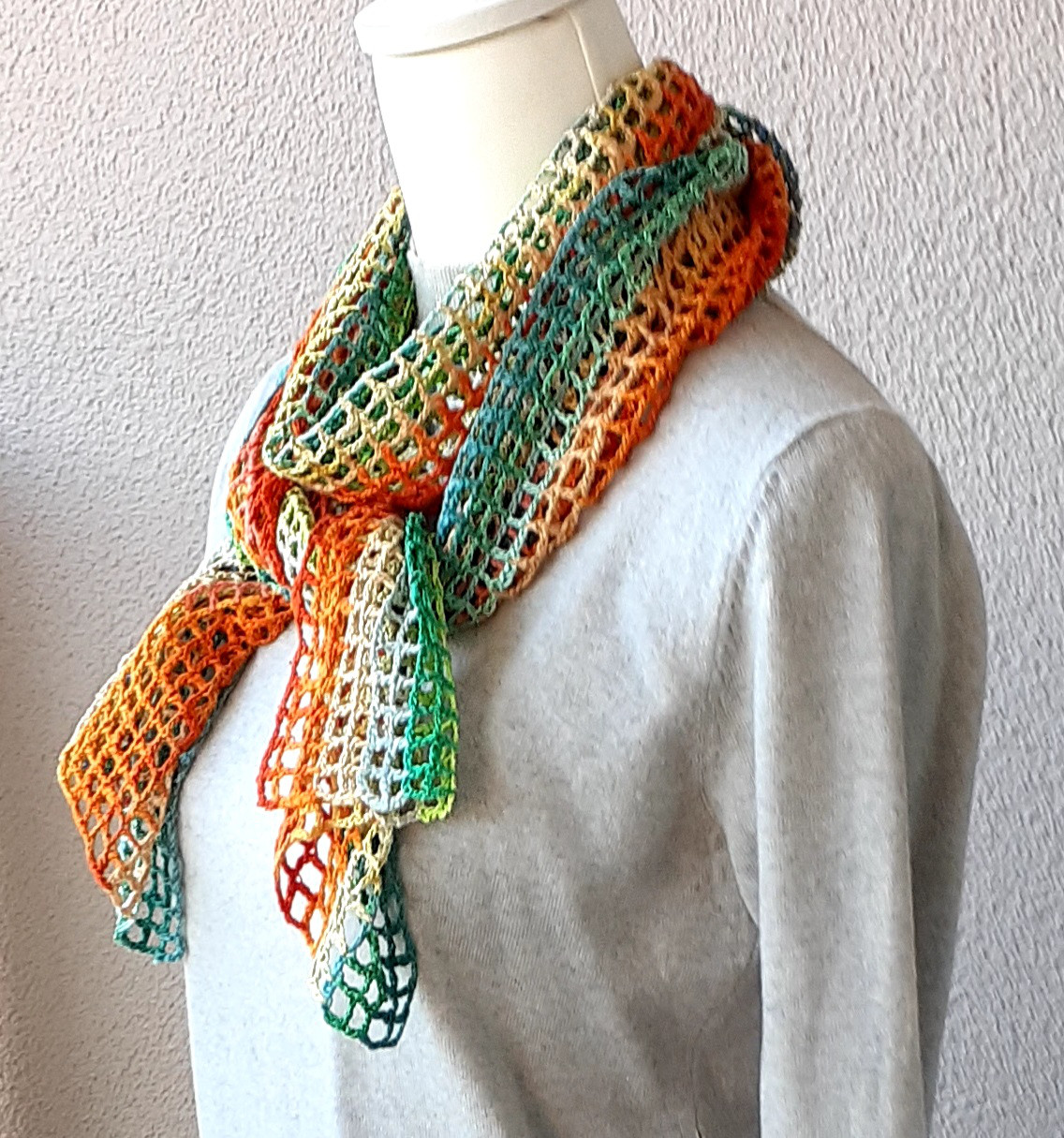 絹真綿紬糸で作った手編みマフラー  グリーンオレンジグラデーション KM013           　一点物