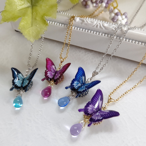 ひと粒チェコビーズの蝶々ネックレス。アゲハ蝶 モルフォ蝶 オオルリ