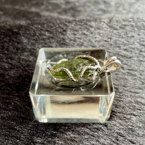 宝石質❤天然モルダバイト鑑別書付きペンダント❤サービス品❤