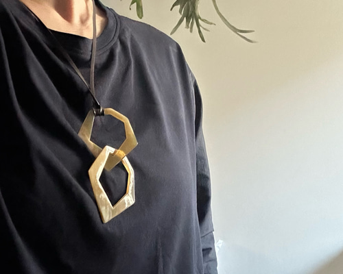 変形六角形 ベージュ バッファローホーン2連ペンダント ネックレス