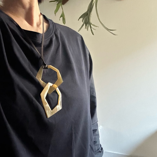 変形六角形 ベージュ バッファローホーン2連ペンダント ネックレス