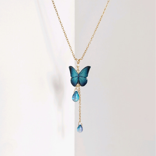 チェコビーズと羽ばたく蝶々ネックレス。アゲハ蝶 モルフォ蝶 オオルリ