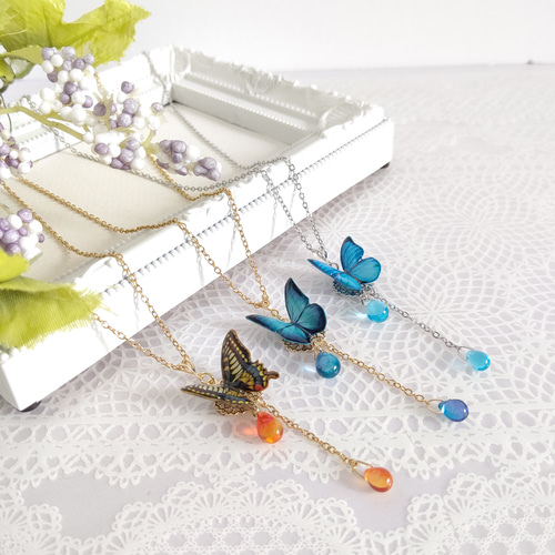 チェコビーズと羽ばたく蝶々ネックレス。アゲハ蝶 モルフォ蝶 オオルリ