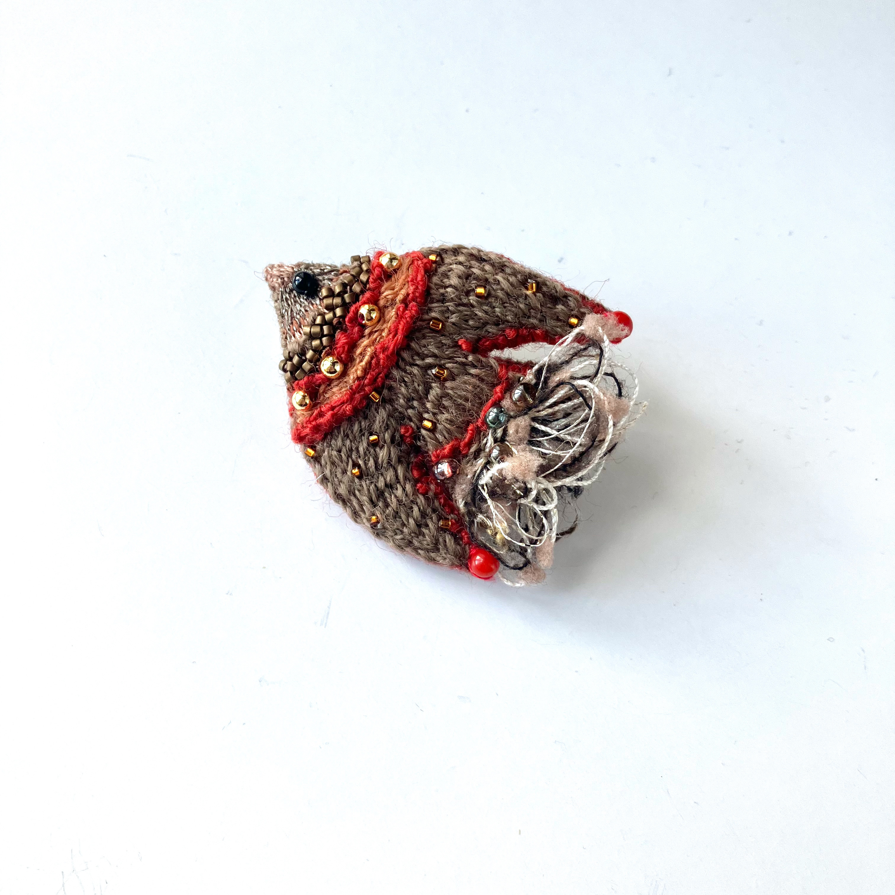 " 秋冬ブラウン×レッドカラー　鳥さん　秋冬刺繍ふっくらブローチ
