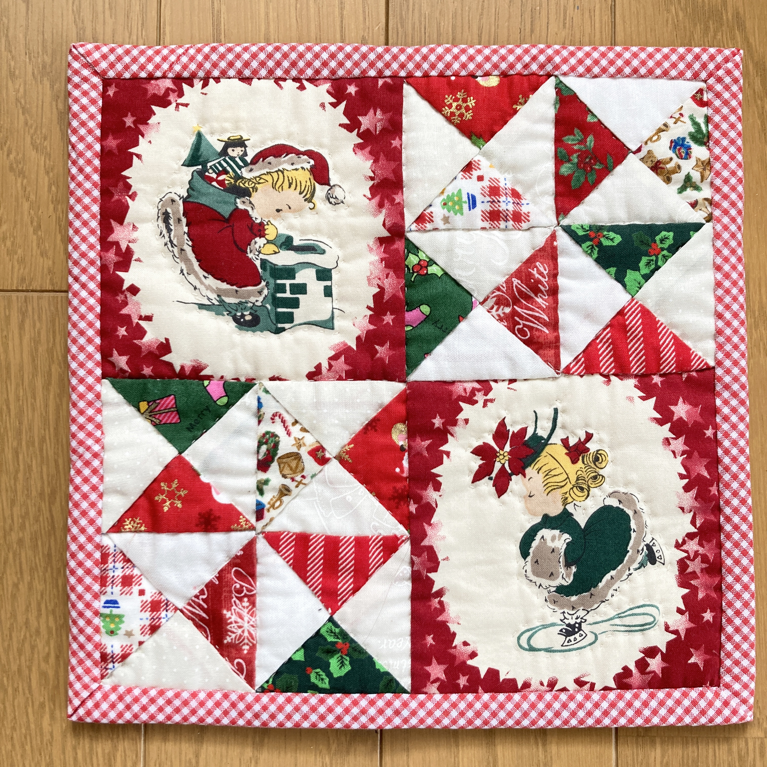 クリスマス柄　パッチワークキルト タペストリーやマットにも クリスマスリース☆パッチワークのキルト タペストリー・壁掛け