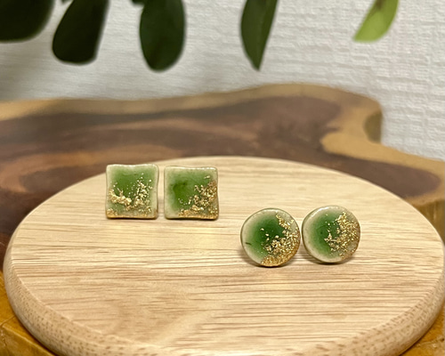 グリーン 織部 陶器ピアス ピアス（スタッド・一粒） Haruka デザイン