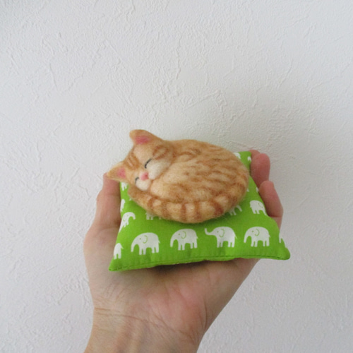 羊毛フェルト まる猫（茶トラ)座布団付き 羊毛フェルト はる