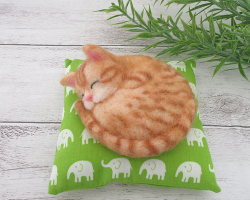 羊毛フェルト まる猫（茶トラ)座布団付き 羊毛フェルト はる