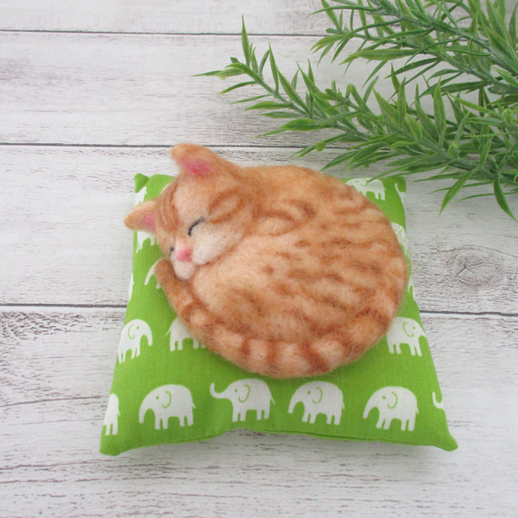 羊毛フェルト まる猫（茶トラ)座布団付き 羊毛フェルト はる 通販