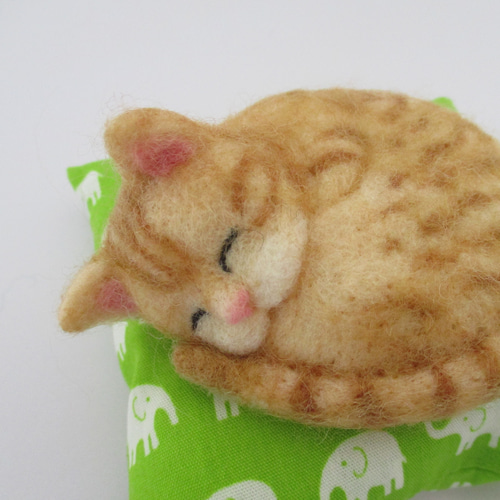 羊毛フェルト まる猫（茶トラ)座布団付き 羊毛フェルト はる 通販