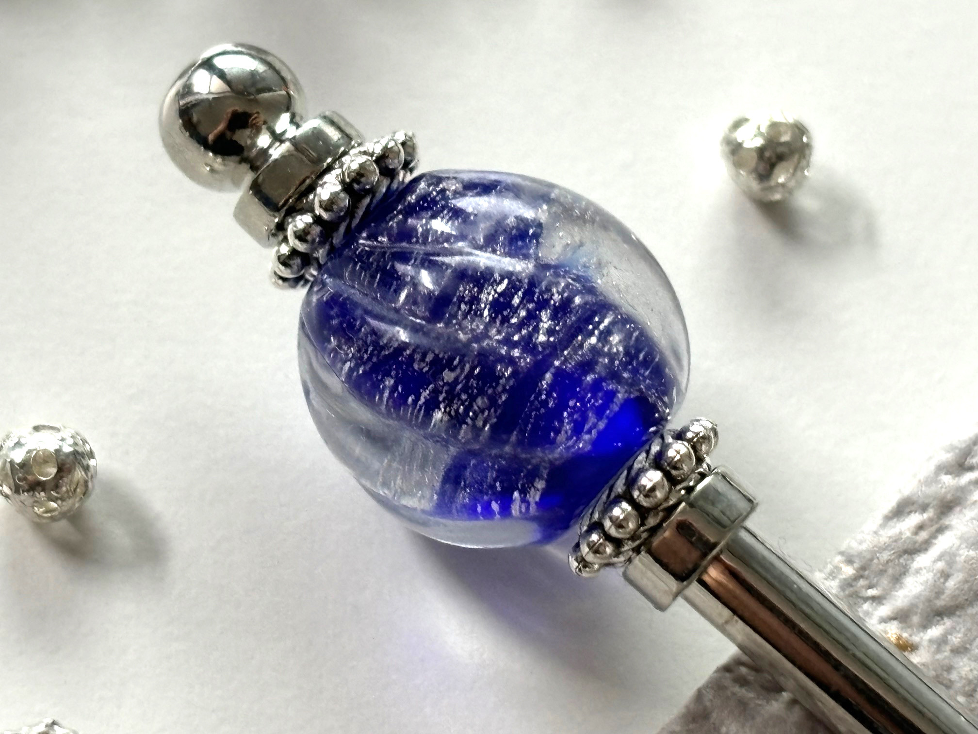 かんざし　星空の様な紺色のとんぼ玉　青　ブルー　一本簪　蜻蛉玉　トンボ玉　透明　クリア　夏　シルバー