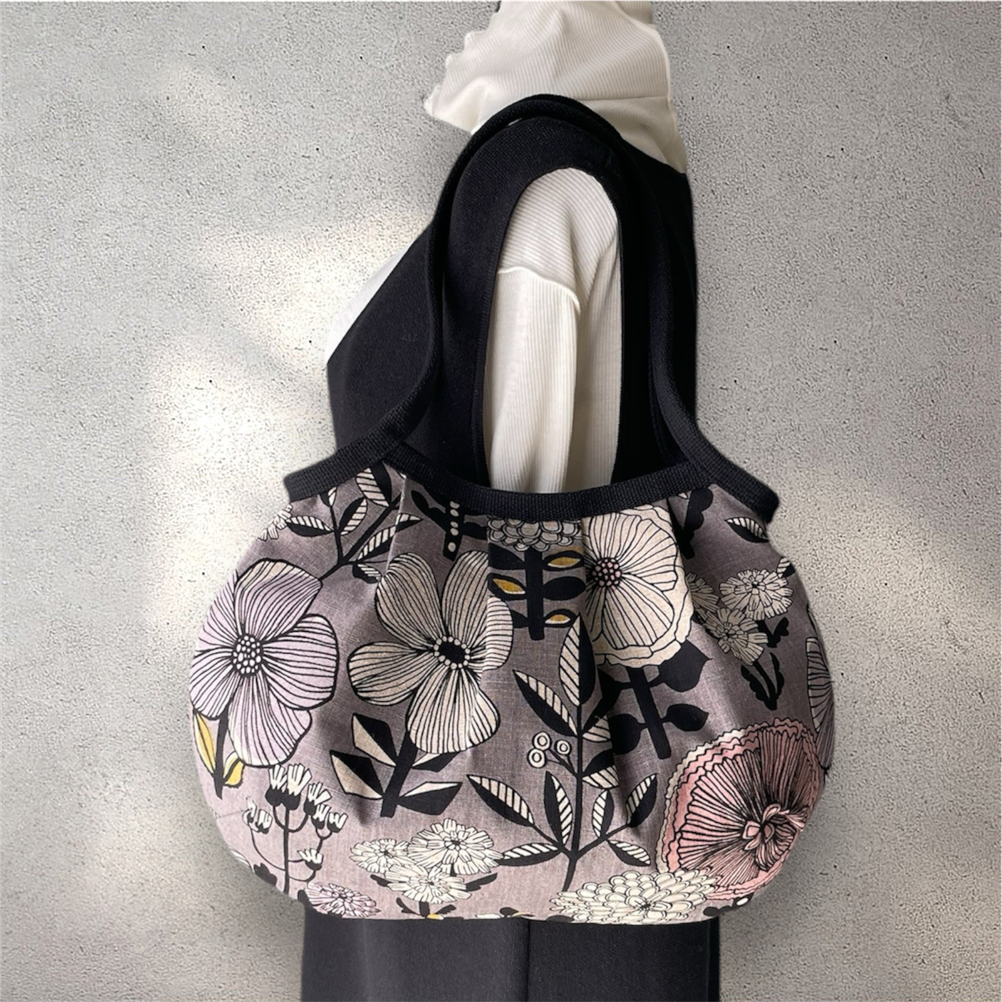 コロンと可愛いショルダーグラニーバッグ  北欧調 大人可愛い大きな花柄  グレー　◎選べる2サイズ