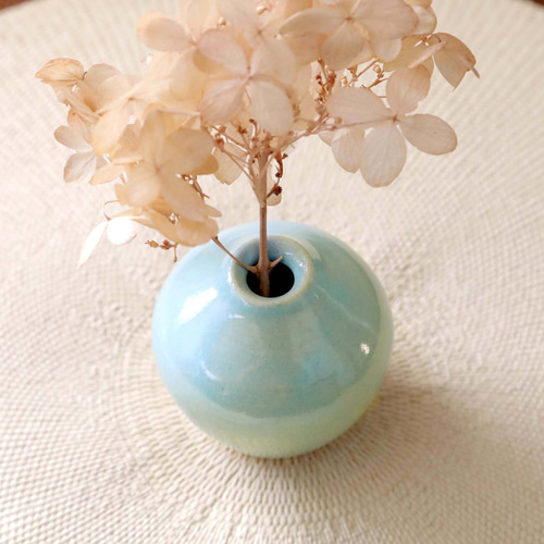 白陶土と水色釉薬の一輪挿し 一輪挿し・花瓶・花器 TSUCHI