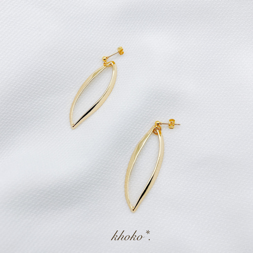 送料込み】大ぶり♡ゴールド リーフモチーフ ピアス or イヤリング