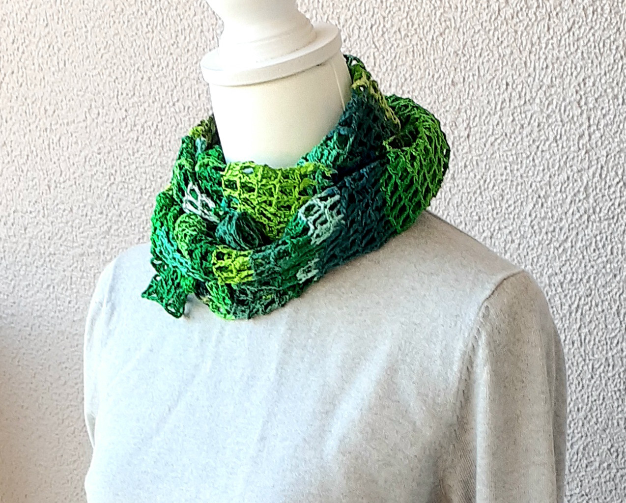 絹真綿紬糸で作った手編みマフラー  いろいろグリーンを集めて KM014            一点物