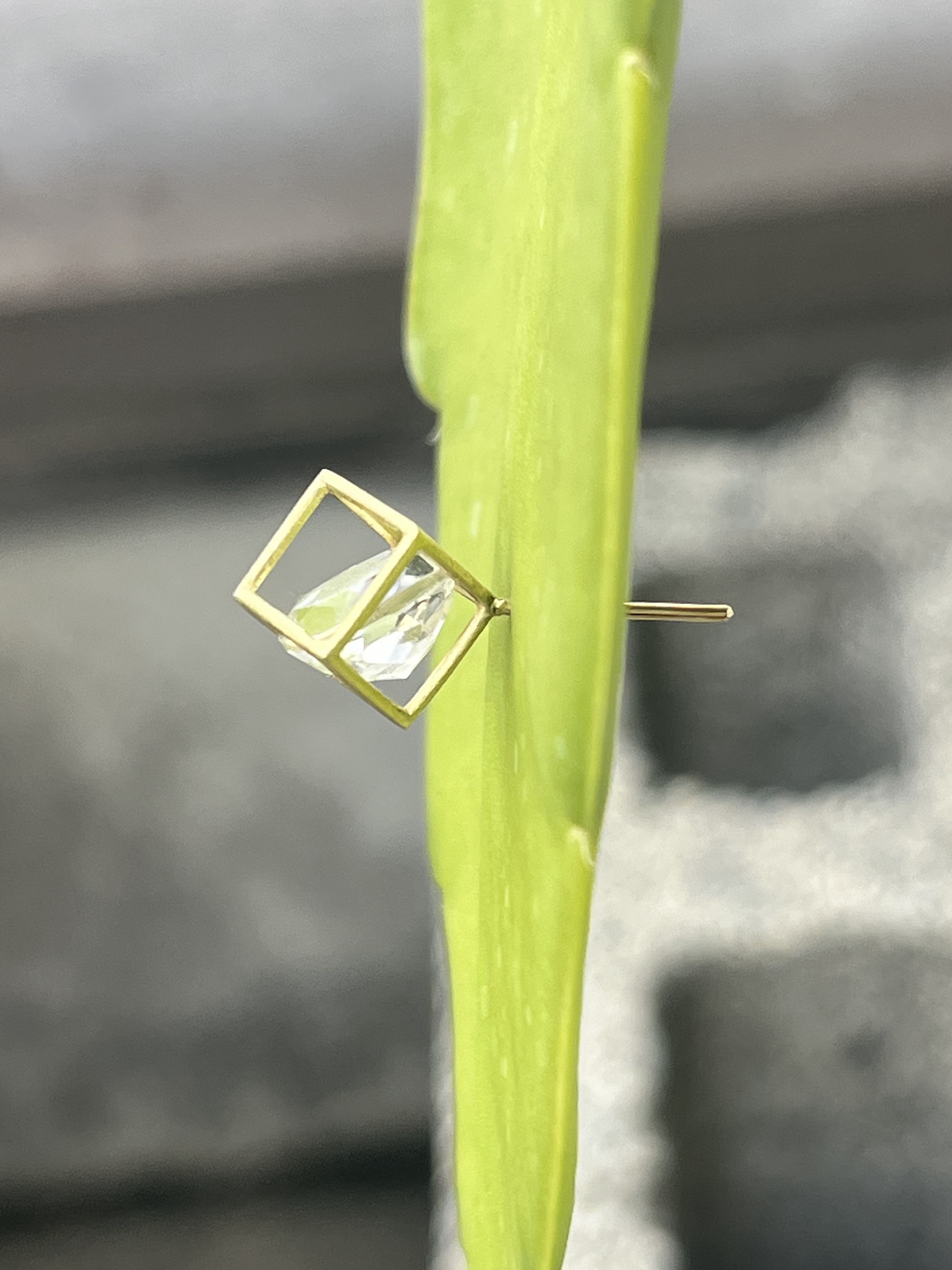 K18ゴールド　片方ピアス/8mmクォーツ